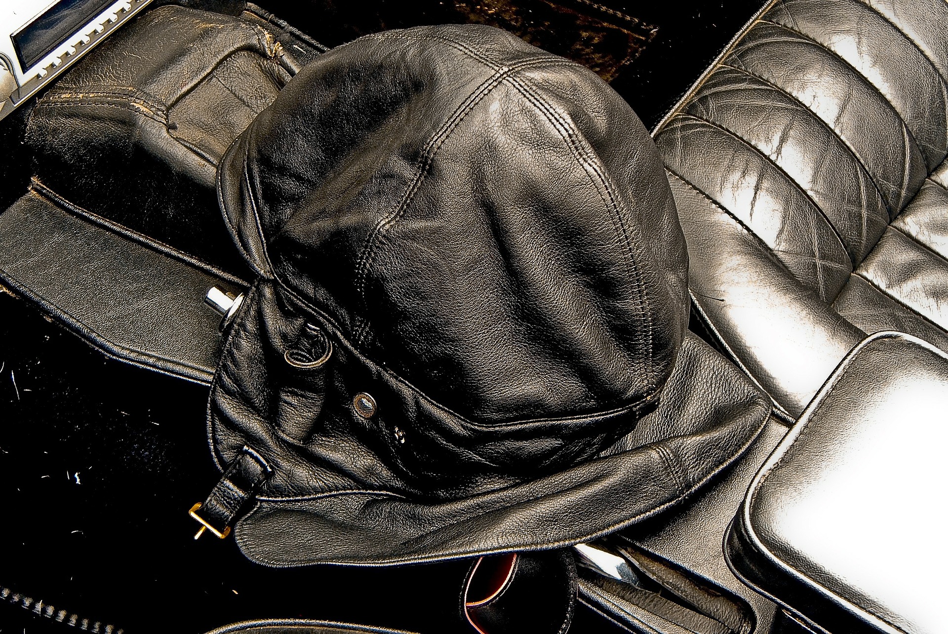 casque ancien en cuir : prestations de réparation, rénovation et repigmentation de cuir automobile
