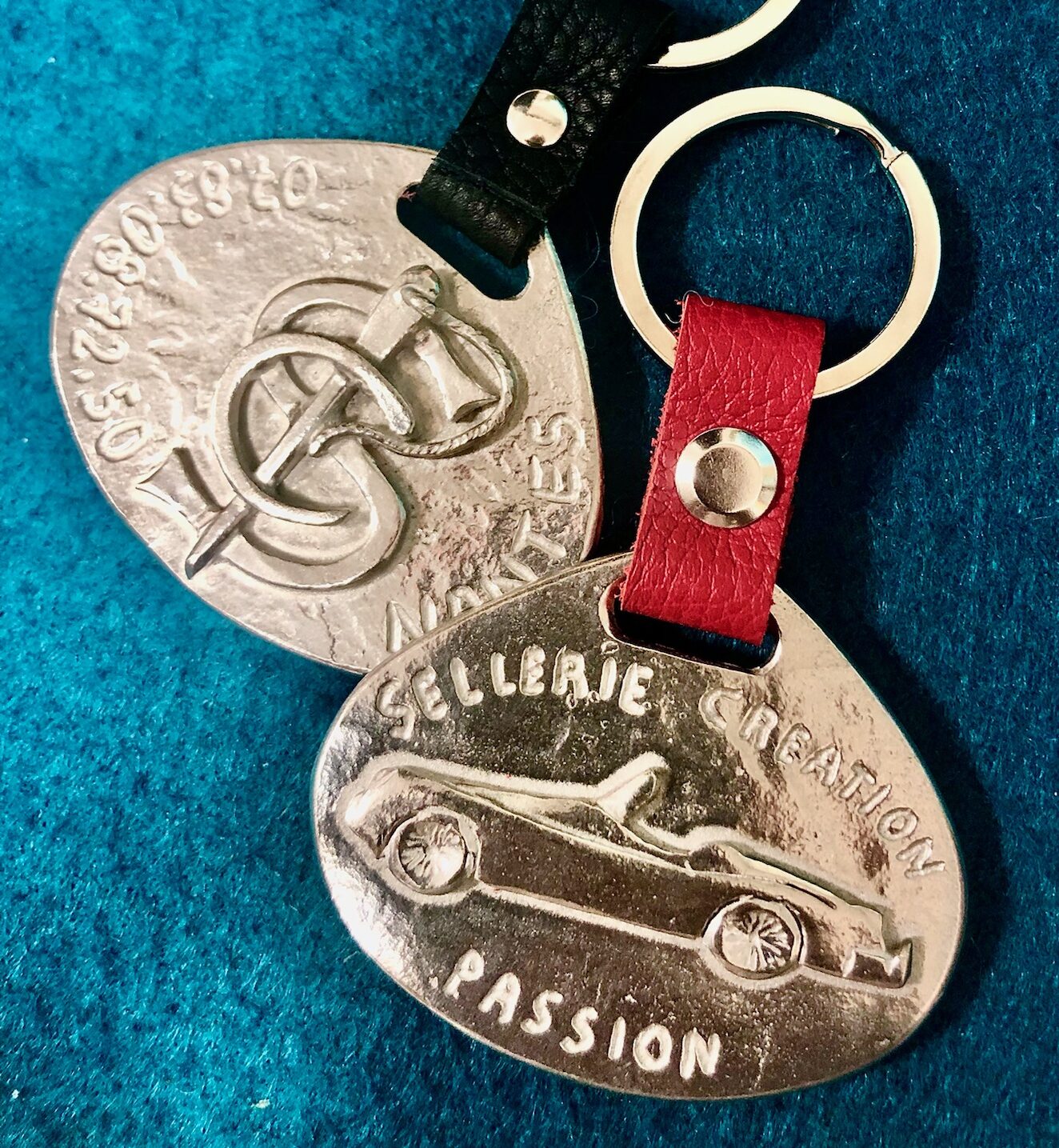 porte clé de Sellerie Création Passion avec motif de voiture, numéro de téléphone et Nantes