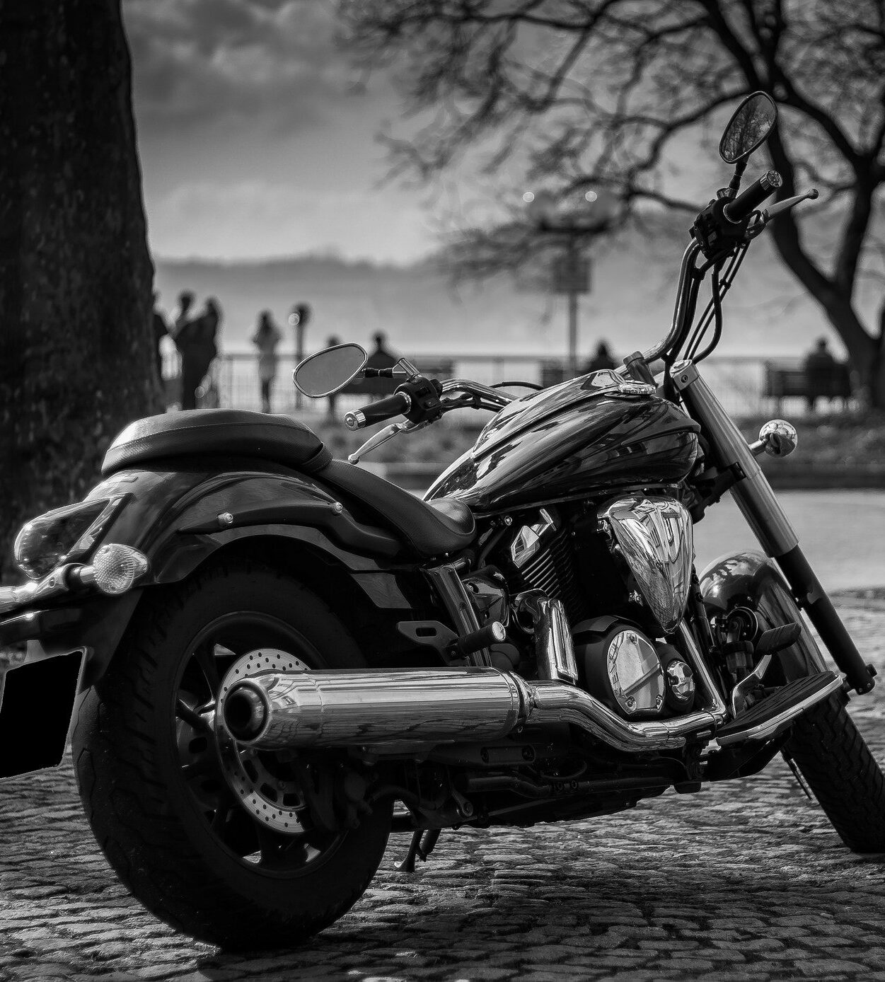 moto garée sur les pavés: Sellerie Création Passion propose des prestations de sellerie moto